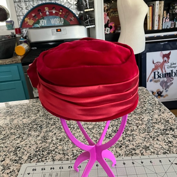Vintage red velvet and satin pillbox hat - Picture 3 of 5